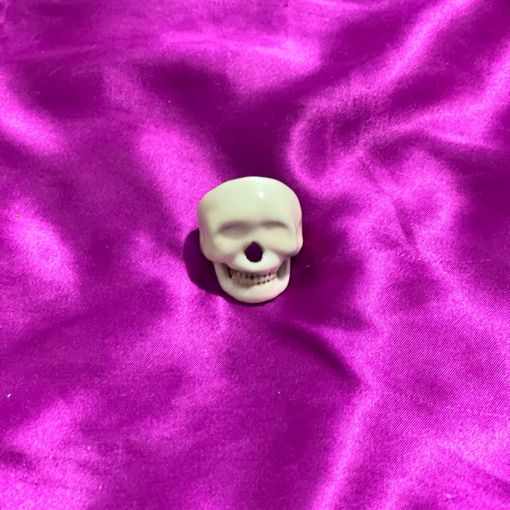White skull ring in great condition, perfect for the upcoming spooky season.